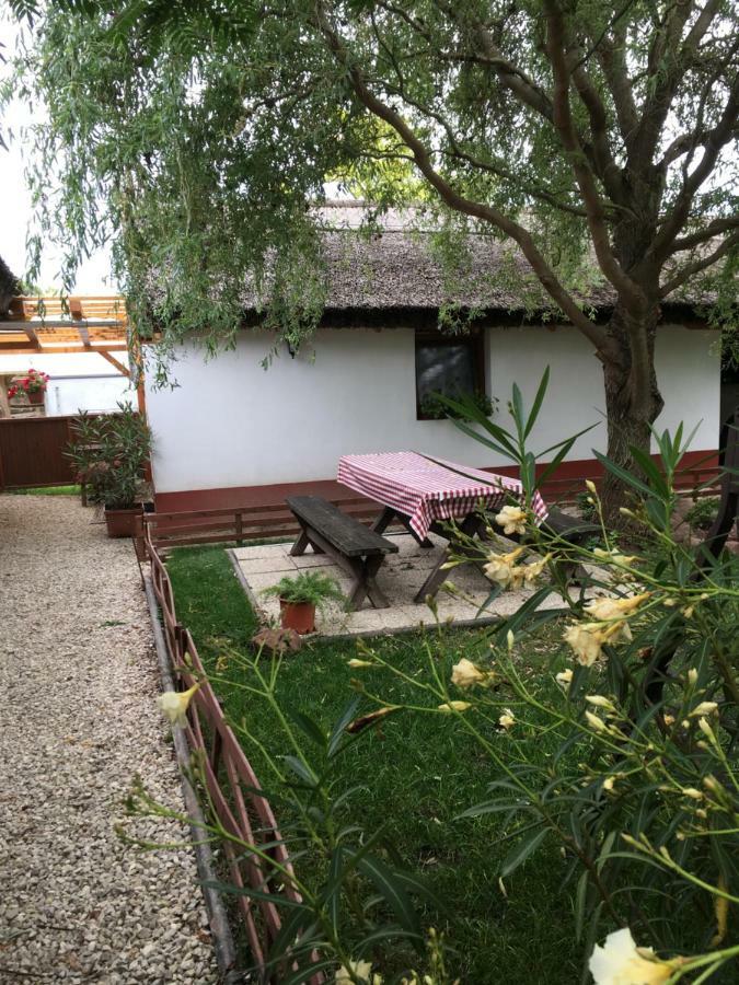 Balatonkenesei Nadfedeles Lovas Vendeghaz Villa Exterior photo