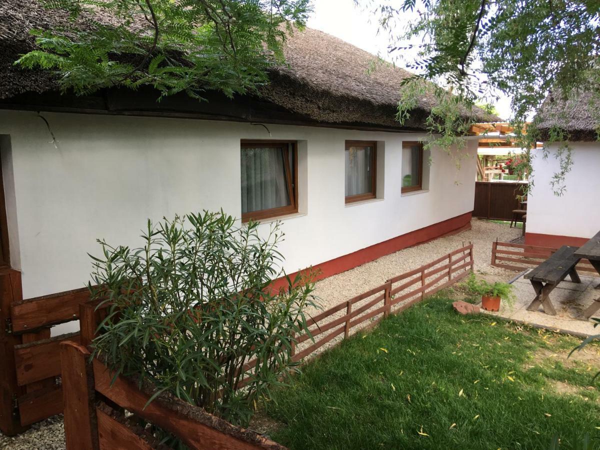 Balatonkenesei Nadfedeles Lovas Vendeghaz Villa Exterior photo